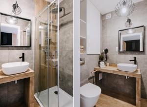 łazienka z dwiema umywalkami i prysznicem w obiekcie SeaSide Apartment w Rowach +15 zdjęć