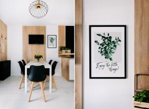 jadalnia ze stołem i zdjęciem w obiekcie SeaSide Apartment w Rowach