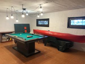 Biliár nebo kulečník v ubytování Kaszubskie Letnisko