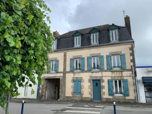 una casa antigua con puertas y ventanas azules en Appartement au cœur d’Auray au 1er étage, en Auray