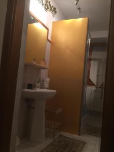 y baño con lavabo y espejo. en Stenghe Stracche 2 en Ascoli Piceno