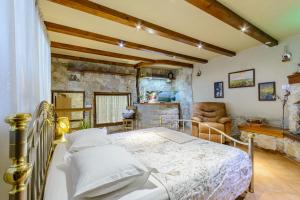 een slaapkamer met een bed en een woonkamer bij Villa Secluded Paradise in Omiš +42 foto's