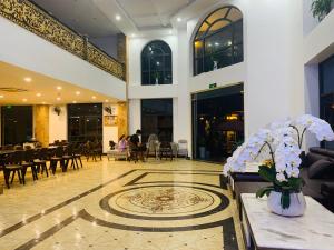 una hall con tavolo e sedie in un edificio di Khách sạn Biển Xanh, Biển Hải Tiến a Thanh Hóa