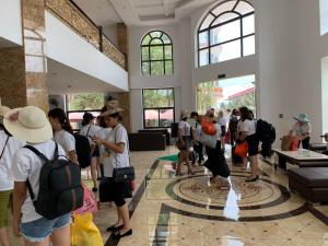 un gruppo di persone in piedi in un edificio di Khách sạn Biển Xanh, Biển Hải Tiến a Thanh Hóa Altre 18 foto