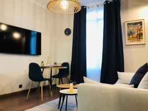 - un salon avec un canapé et une table dans l'établissement I Cannes Sleep - Centre ville au calme, à Cannes