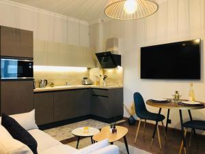 sala de estar con sofá y cocina en I Cannes Sleep - Centre ville au calme, en Cannes