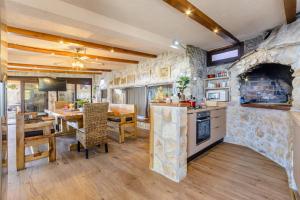 een keuken en eetkamer met een stenen muur bij Villa Secluded Paradise in Omiš