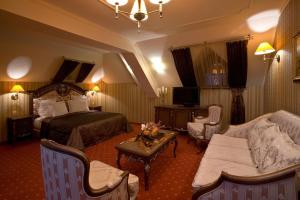 ヒサリャにあるHotel Chinarのベッドとソファ付きのホテルルーム