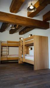 Postel nebo postele na pokoji v ubytování Schloss Burgdorf Youth Hostel