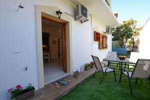 Κήπος έξω από το Oasis Residence