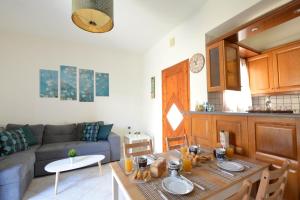 Η κουζίνα ή μικρή κουζίνα στο Oasis Residence +16 φωτογραφίες