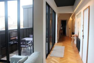 a living room with a couch and a dining room at Burdigala Homes - Appart rue Minvielle in Bordeaux