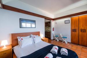 セジンブラにあるRent4rest - Sesimbra Ocean View Studioのベッドルーム1室(野球帽2つ付)