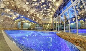 Bazén v ubytování Hotel Kiparis Alfa nebo v jeho okolí