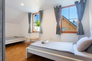 布莱德Vila Grad Bled - Sauna & Hot tub的一间卧室，里面有一张白色床，窗外是一扇窗户。