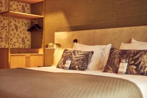 Un dormitorio con una cama con almohadas. en Van der Valk Hotel Arnhem en Arnhem