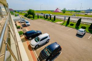 un estacionamiento con varios autos estacionados en él en Avangard Hotel, en Krasnodar