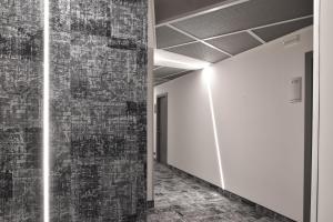 un corridoio di uffici con un muro coperto di graffiti di Hotel Monaco a Caorle