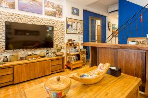 A television and/or entertainment centre at Hometown B&B