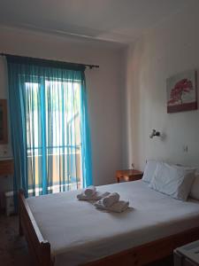 ein Schlafzimmer mit einem großen Bett mit Handtüchern darauf in der Unterkunft Drosia Hotel in Georgioupoli