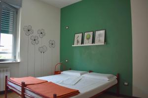 En eller flere senge i et værelse på Ostello di Saronno - Malpensa Hostel