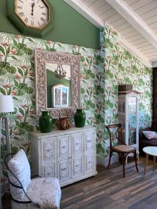 A seating area at Apartamentos A Poniente