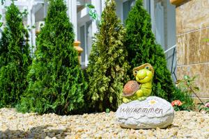 uma tartaruga de brinquedo sentada numa rocha num jardim em Sweet Homes 6 Apartments em Sunny Beach