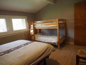 Двухъярусная кровать или двухъярусные кровати в номере Escale en Revermont