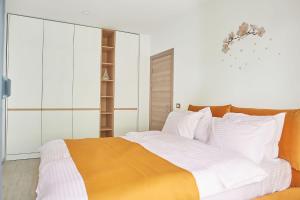 Un pat sau paturi într-o cameră la Opal Luxury Apartment 109 Spa n Pool Beach resort +35 fotografii