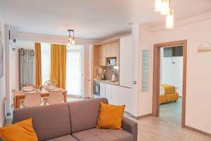 O bucătărie sau chicinetă la Opal Luxury Apartment 109 Spa n Pool Beach resort