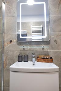 O baie la Opal Luxury Apartment 109 Spa n Pool Beach resort