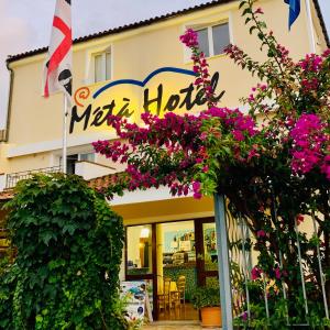 a must visit hotel with flowers in front of it em Meta Hotel em Santa Teresa Gallura