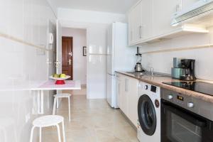 O bucătărie sau chicinetă la Home2Book Charming Apartment Candelaria, Wifi & Pool