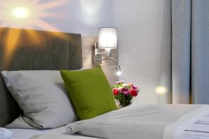 Postel nebo postele na pokoji v ubytování Hotel Landgasthof Lell