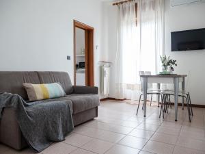 The Best Rent - Modern two bedroom apartment in Milan في ميلانو: غرفة معيشة مع أريكة وطاولة