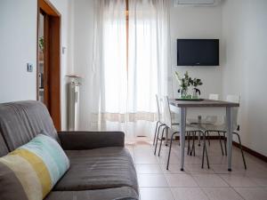 The Best Rent - Modern two bedroom apartment in Milan في ميلانو: غرفة معيشة مع أريكة وطاولة +20 صورة