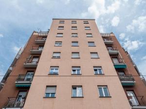 The Best Rent - Modern two bedroom apartment in Milan في ميلانو: مبنى طويل به نوافذ على جانبه