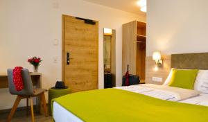Postel nebo postele na pokoji v ubytování Hotel Landgasthof Lell