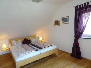 En eller flere senge i et værelse på Haus Holzheimer