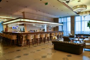 a bar in a hotel lobby with chairs and a counter at Shahdag Hotel & Spa in Shahdag