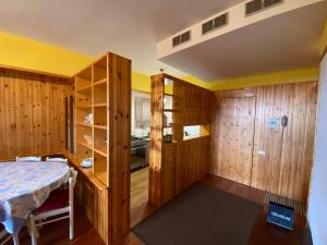 a room with wooden walls and a bed and a shelf at Appartamento Superior Condominio Orso Bianco, parquet, Wi-Fi in Prati di Tivo