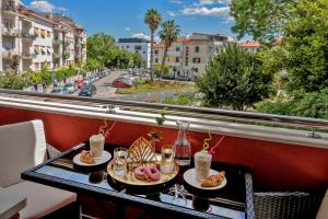 une table avec deux assiettes de nourriture sur un balcon dans l'établissement Il Giardino Luxury Rooms & Suites, à Split