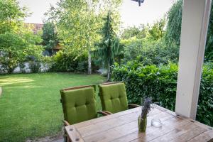 una mesa de madera y sillas en un patio en May Residence, en Timisoara