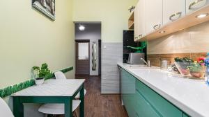 A kitchen or kitchenette at Apartament Ogarna - BillBerry Apartments