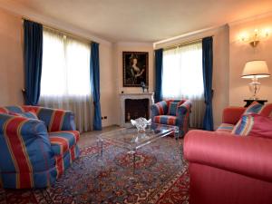 a living room with couches and a table and a fireplace at Belvilla by OYO Franciacorta in Villa Pedergnano