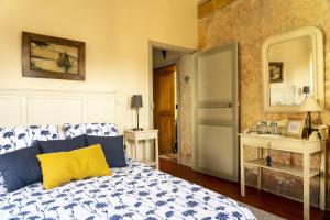 - une chambre avec un lit et un lavabo dans l'établissement Rue du Château, à Tarascon