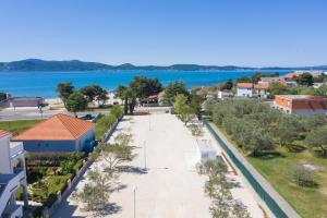 eine Luftansicht einer Stadt mit dem Wasser in der Unterkunft Camping Sukošan Beach in Sukošan