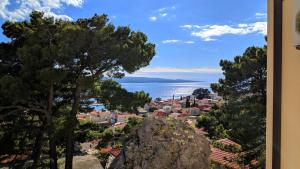 a view of a town and the ocean at Apartman Baška Voda in Baška Voda