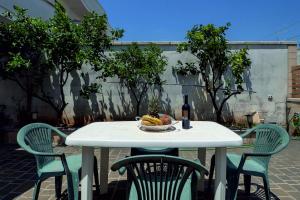 ポルト・チェザーレオにあるVilla Daniela Porto Cesareo Salentoのテーブル(フルーツボウル1杯、ワイン1本付)