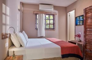 um quarto com uma cama branca e uma janela em All Blue em Jericoacoara